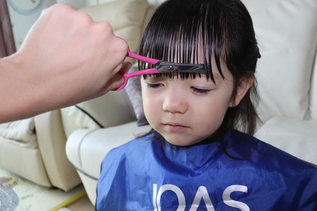 Как подстричь челку ребенку