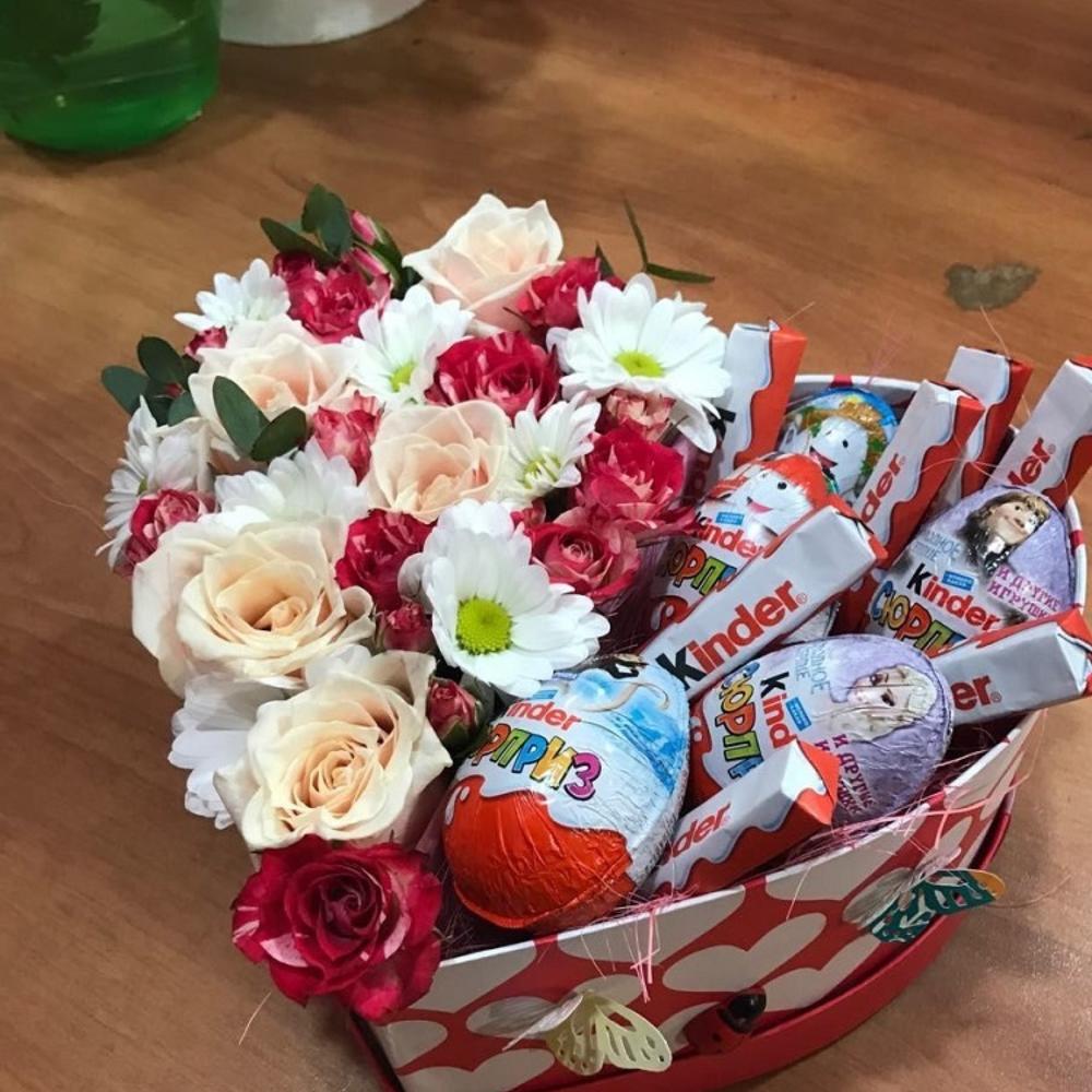 коробка с цветами и конфетами