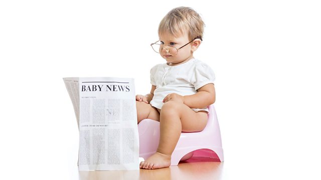 ребенок на горшке читает газету