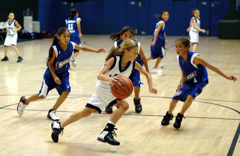 девочки в баскетболе