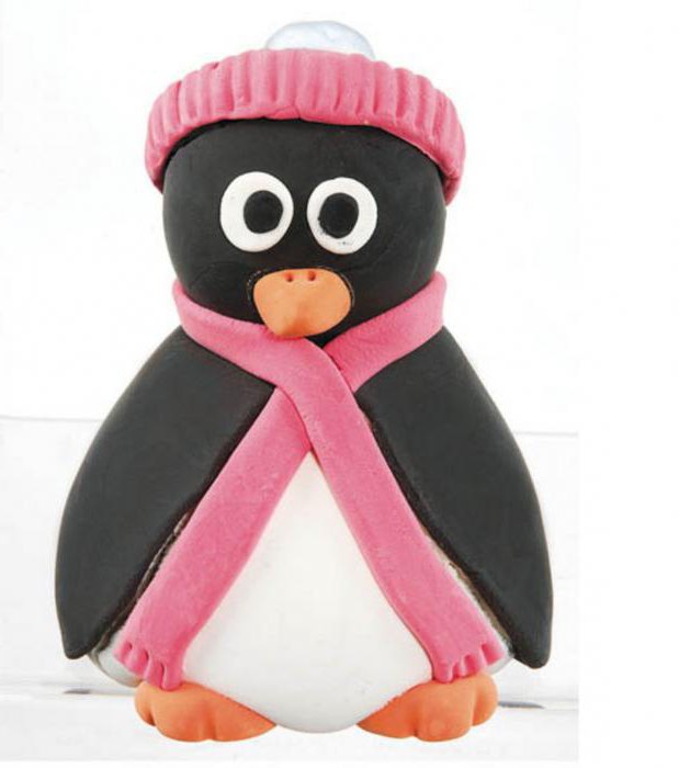 Пингвин из пластилина в шапочке
