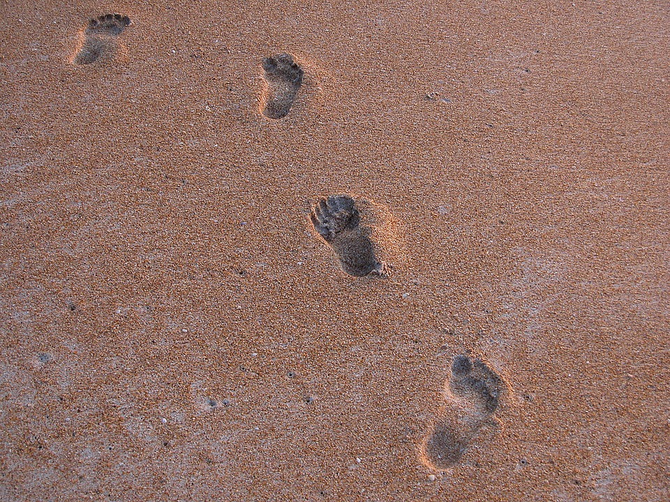 Отпечатки ног на песке