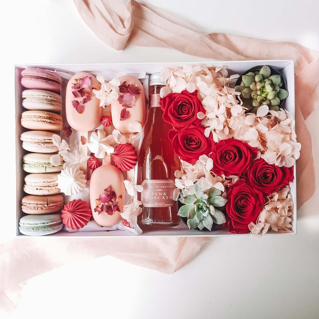 Коробка с цветами и сладостями...